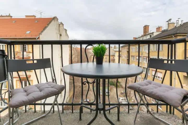 Hideaway With Balcony On Balzac Appartement Boedapest