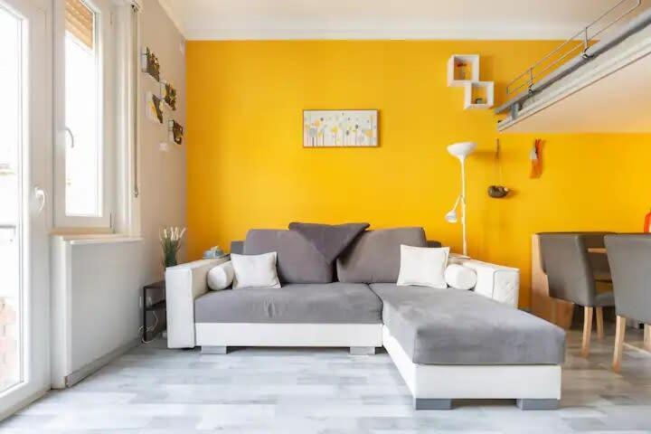 Hideaway With Balcony On Balzac *